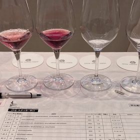サクラアワードとは、日本女性の繊細な味覚で審査するインターナショナル・ワインコンペティションとして、国内のみならず世界から注目される審査会