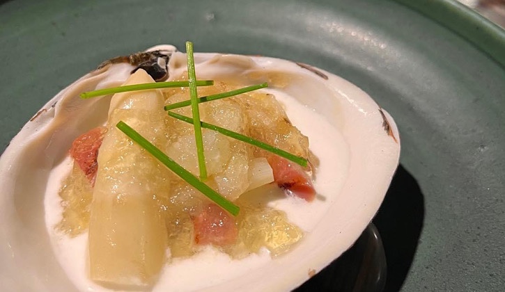 北海道産 北寄貝とホワイトアスパラをブッラータチーズでマリネした前菜